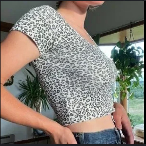 Brandy Melville Zelly Cheetah Leopard Print Top Cropped Button Scoop Neck Small - Picture 5 of 9